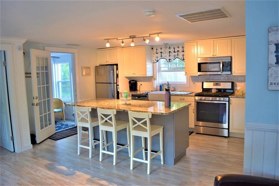 167 Breezy Point Rd, Yarmouth, MA 02664