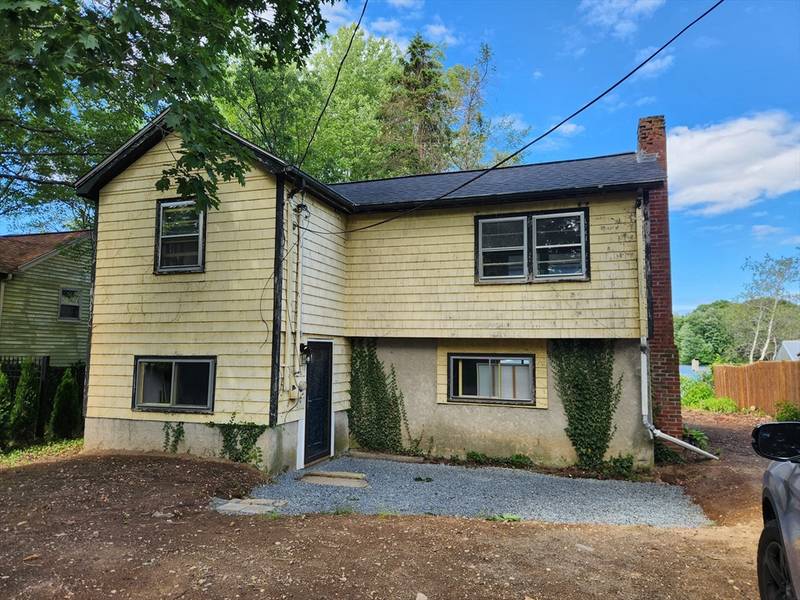 4 W Shore Rd, Holbrook, MA 02343