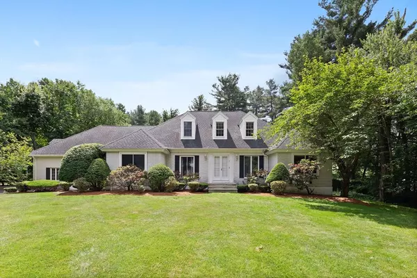 2 Country Club Dr, Lynnfield, MA 01940