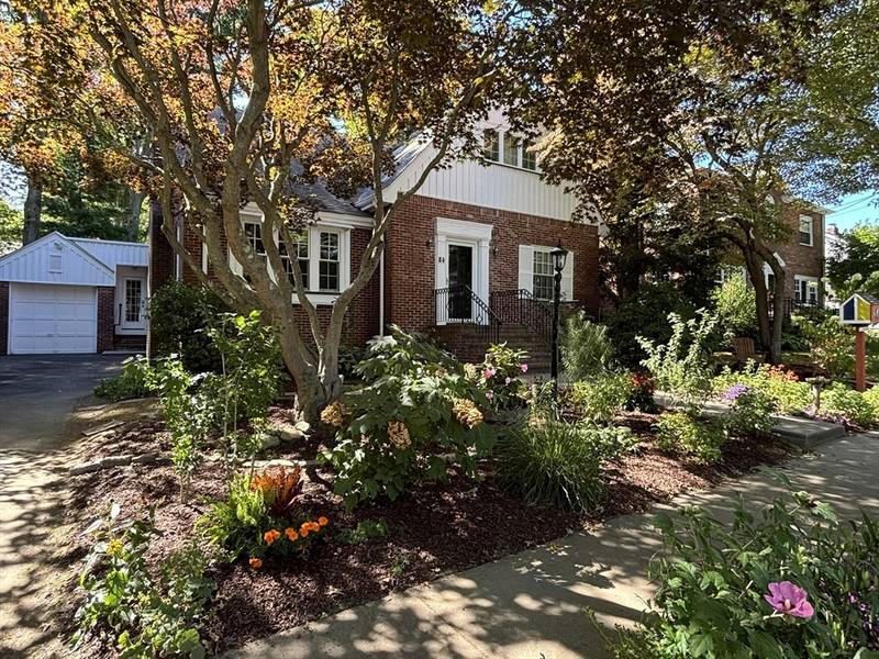 31 Plowgate Rd, Brookline, MA 02467