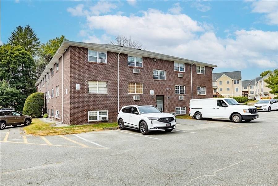 381 Hildreth St #106, Lowell, MA 01850