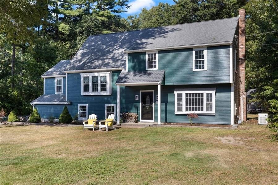 27 Bow St, Carver, MA 02330