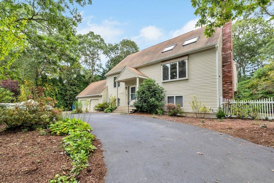 25 Wohelo Dr, Falmouth, MA 02556