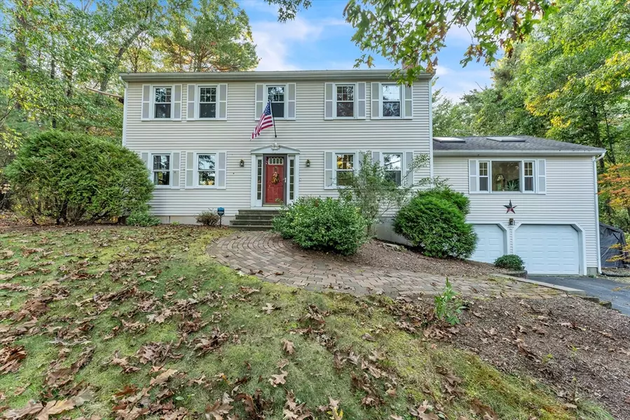 5 Woodside Cir, Sturbridge, MA 01566