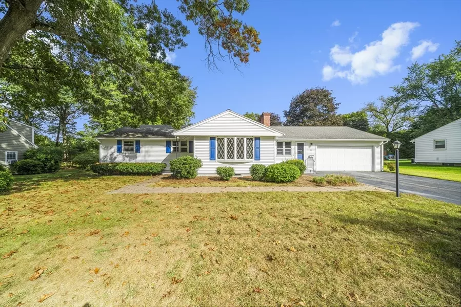 31 Meadowlark Dr, Longmeadow, MA 01106