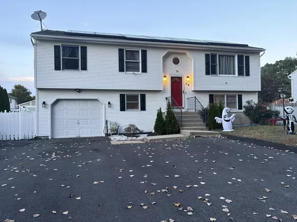 14 Pine Needle Ln, Springfield, MA 01118