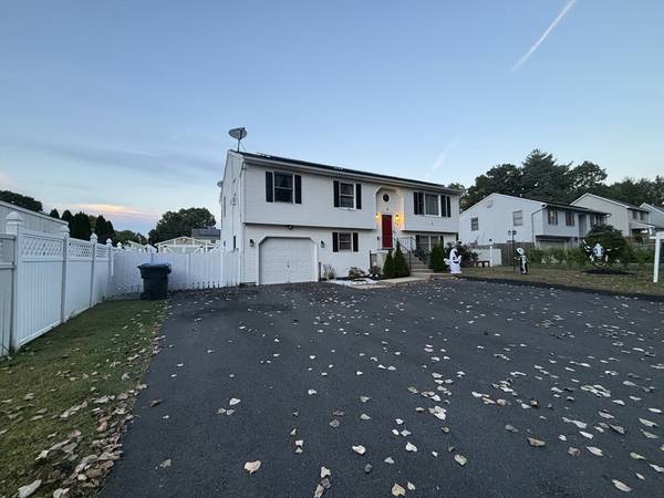 Springfield, MA 01118,14 Pine Needle Ln