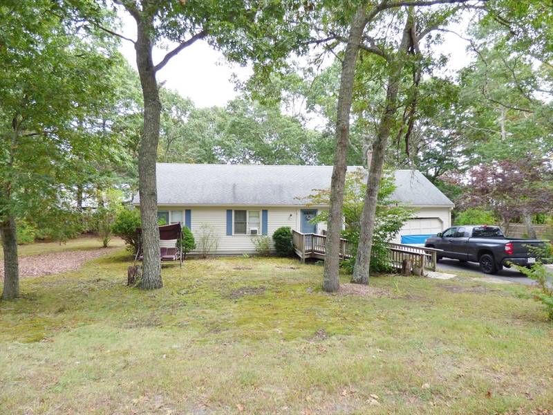 35 Pequot Rd, Mashpee, MA 02649