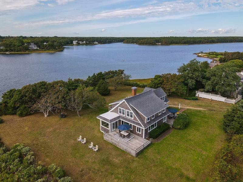 103 Bournes Pond Rd, Falmouth, MA 02536