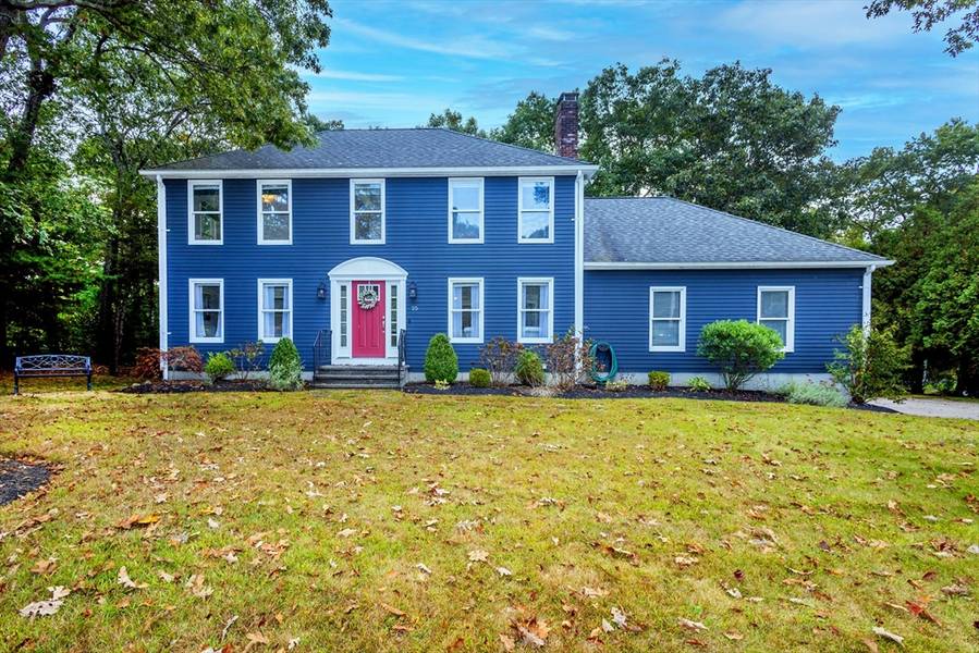 25 Wampanoag Dr, Franklin, MA 02038