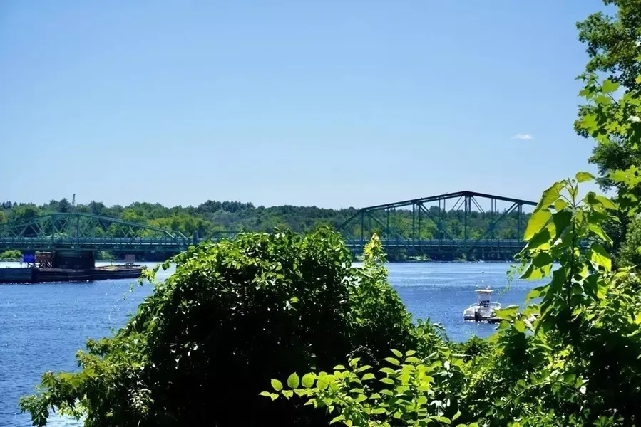 2 River Rd, Merrimac, MA 01860