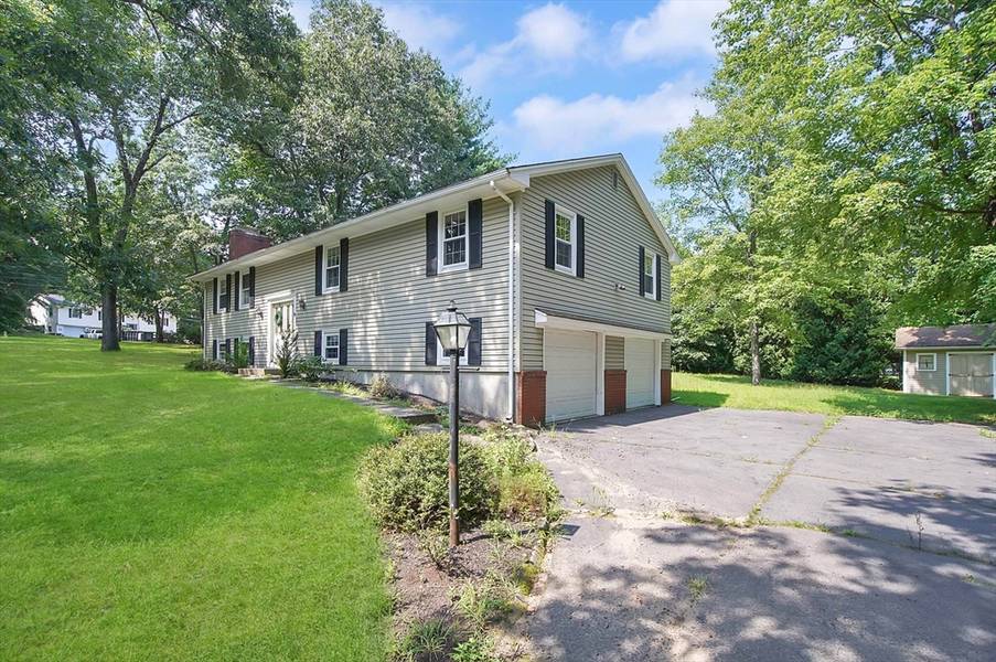 9 Glenwood Dr, Westfield, MA 01085