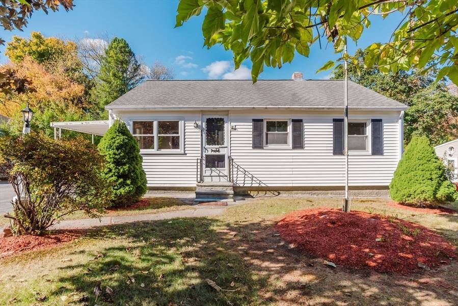 54 7 Mile River Dr, Attleboro, MA 02703