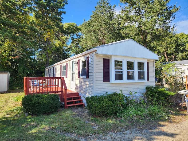 7 1st St, Bourne, MA 02559