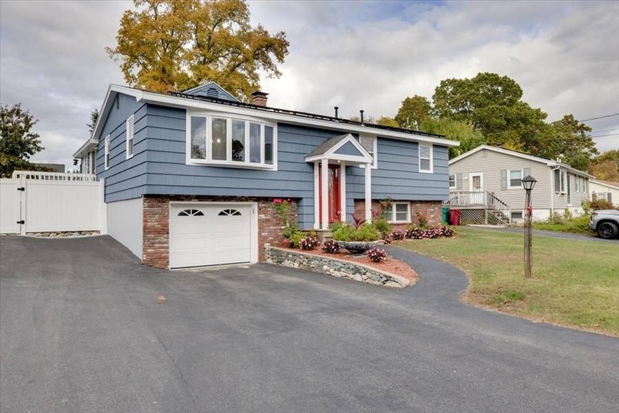 25 New Caster Dr, Lowell, MA 01854