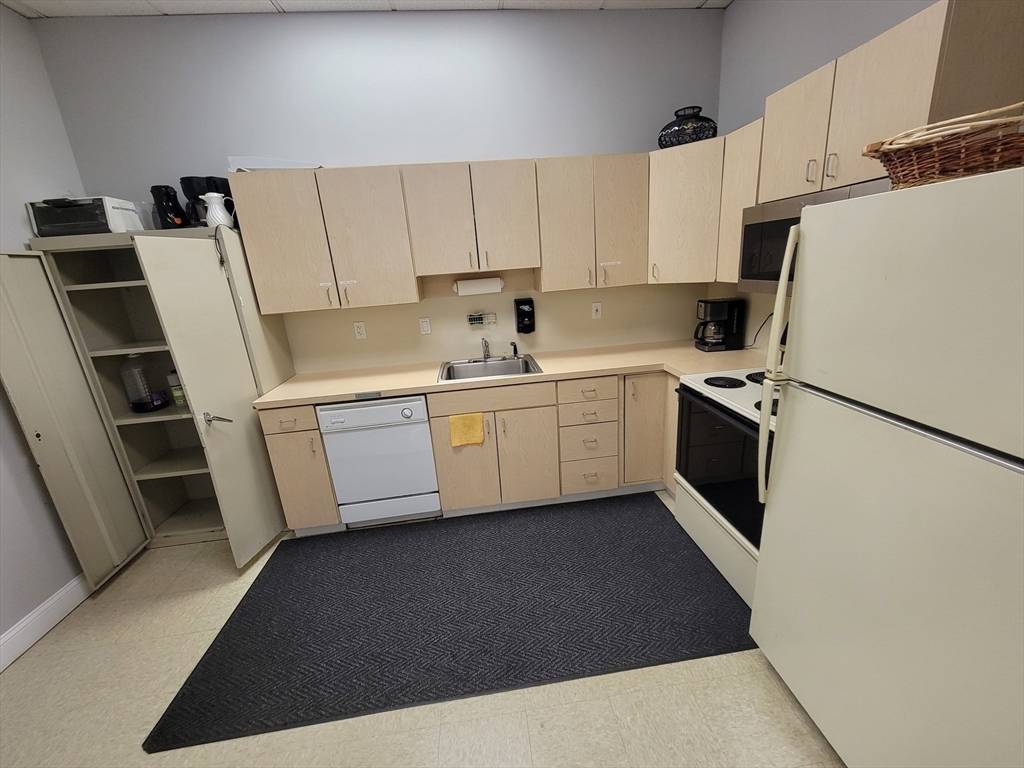 Chelmsford, MA 01824,114 Turnpike Road #4
