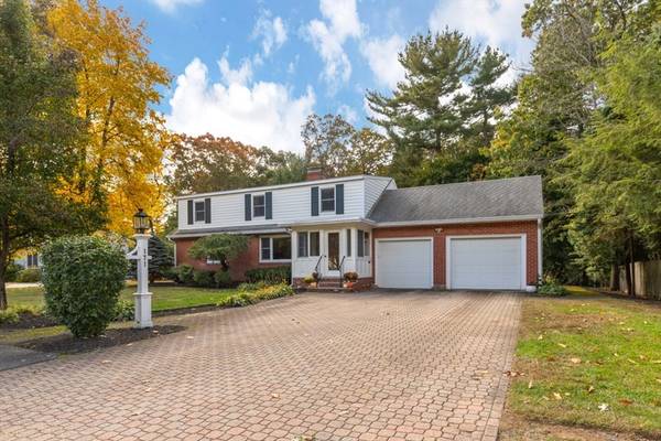 171 Locksley Rd, Lynnfield, MA 01940