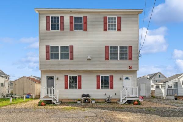 4 Chase St, Hampton, NH 03842