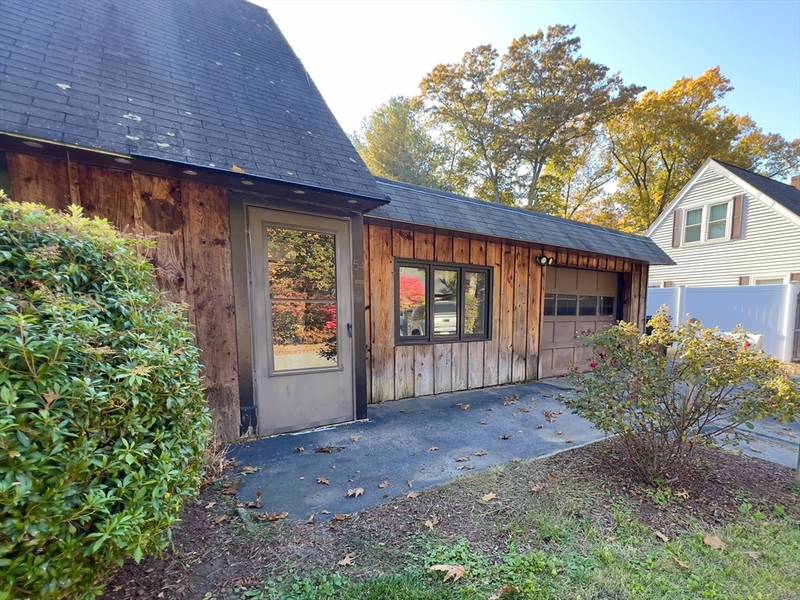 54 Pilgrim Rd, Natick, MA 01760