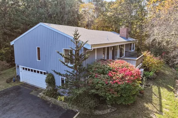 77 Burnham Dr, Falmouth, MA 02540