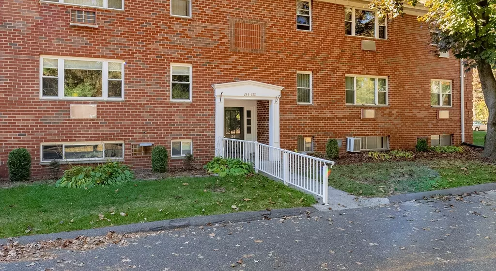 245 Regency Park Dr #245, Agawam, MA 01001