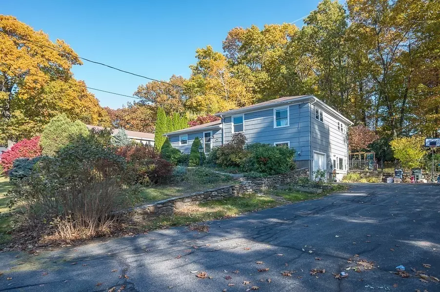 44 Oakridge Rd, Holden, MA 01520