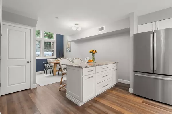 Newburyport, MA 01950,129 Merrimac St #9