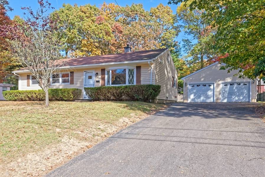 7 Crestwood Ave, Plainville, MA 01762