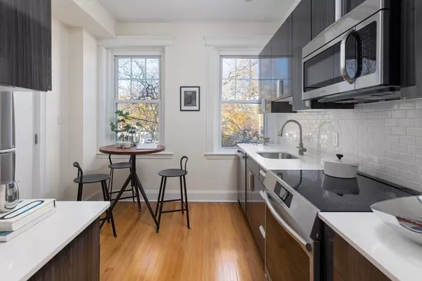 Brookline, MA 02446,3 Greenway Court #3