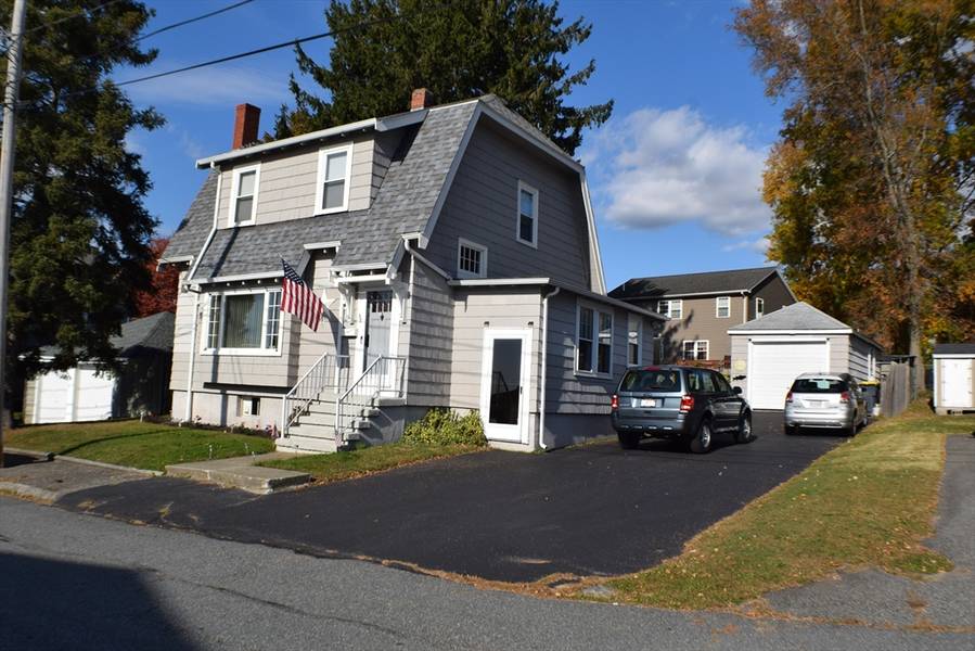 92 Barrows St, Somerset, MA 02725