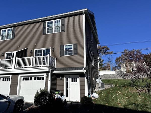 Chelmsford, MA 01863,4 Fairview St #14