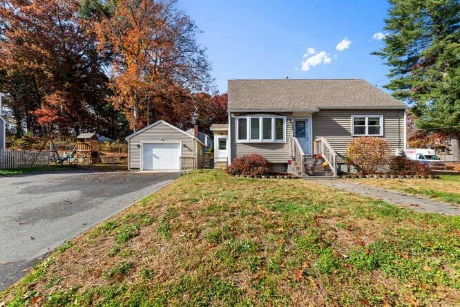 1298 Shawsheen St, Tewksbury, MA 01876