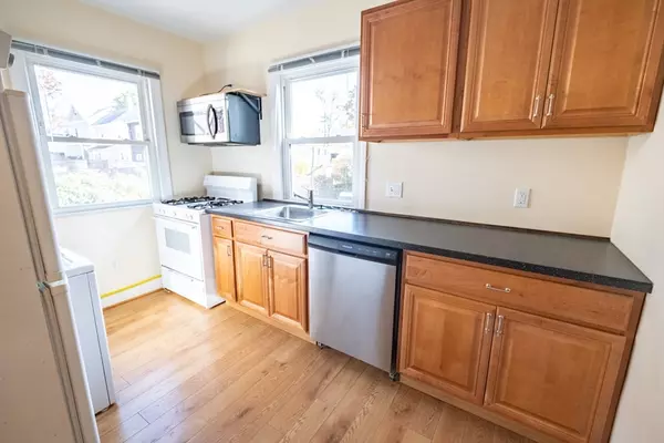 4 Hovey St #1R, Newton, MA 02458