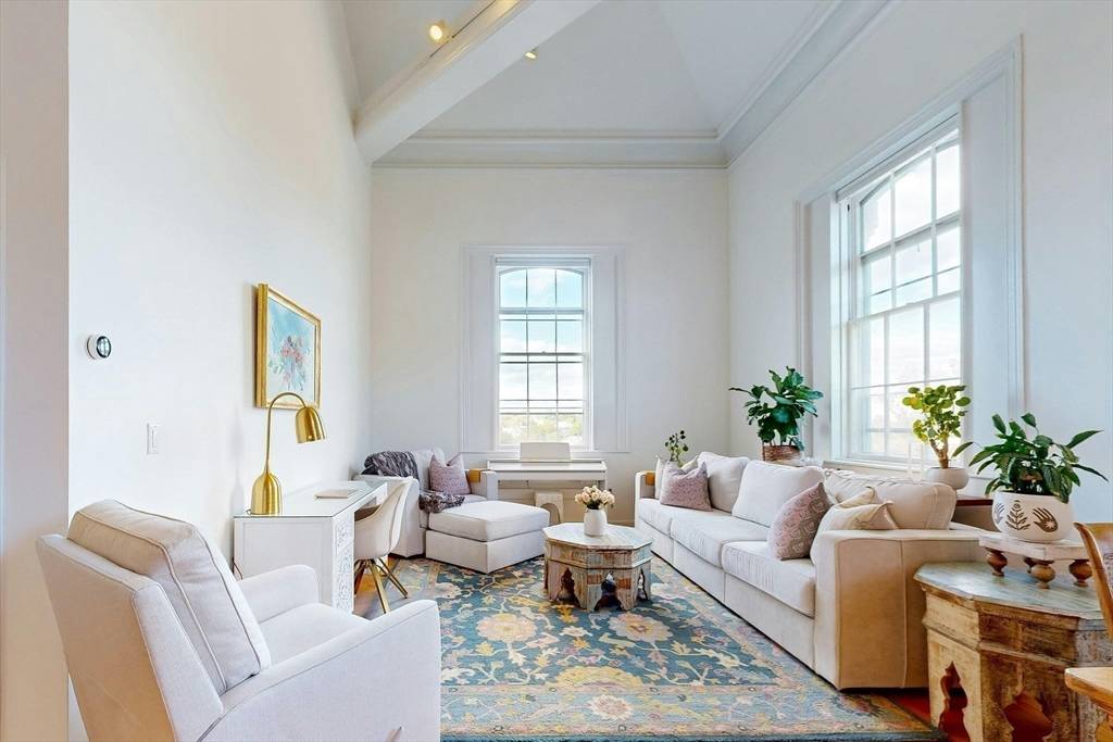 35 Flint St #301, Salem, MA 01970