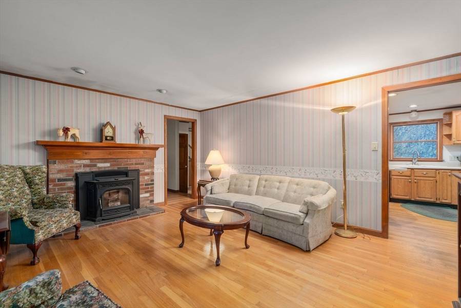 20 Brentwood Dr, Dudley, MA 01571