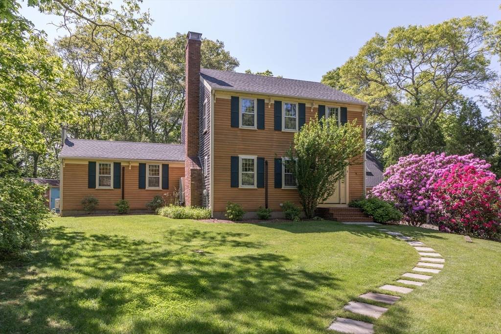 8 School House Village, Oak Bluffs, MA 02557