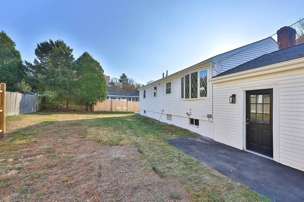 Holbrook, MA 02343,8 Dianthus Rd