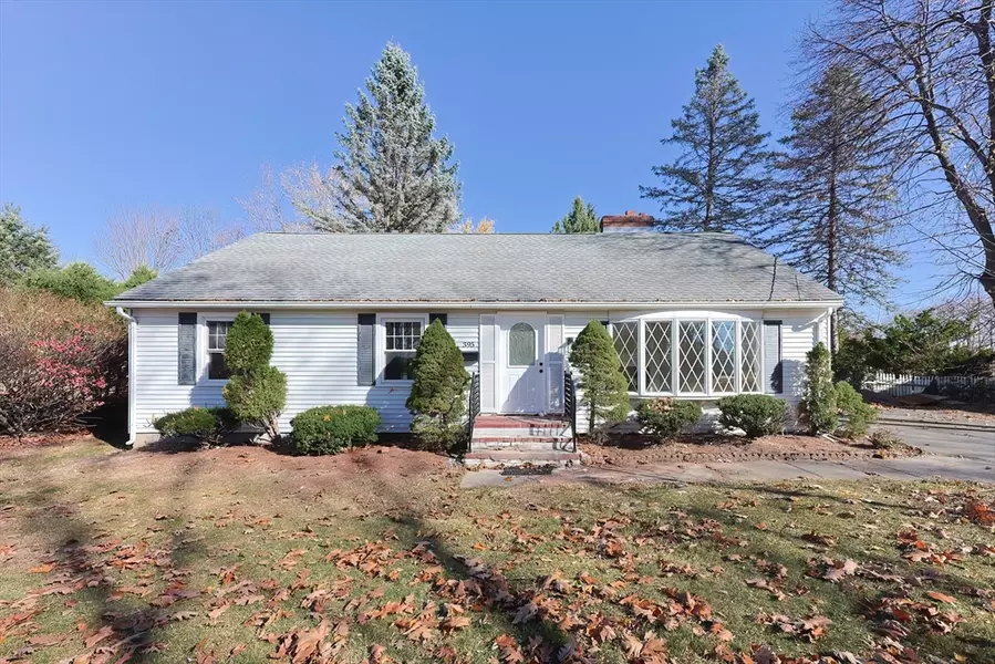 395 Hollis Rd, Lunenburg, MA 01462