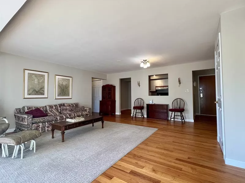 1 Commodore Ct #104, Hull, MA 02045