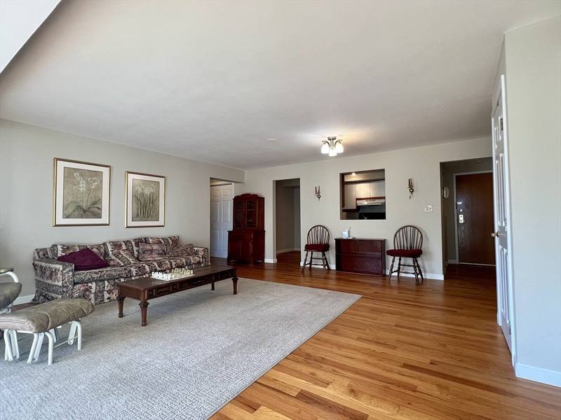 1 Commodore Ct #104, Hull, MA 02045