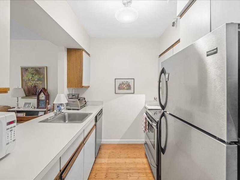 145 Pinckney St #202, Boston, MA 02114