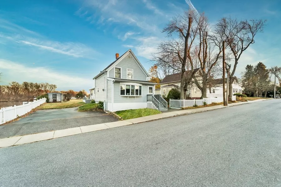 8 Lincoln Ave, Salisbury, MA 01952