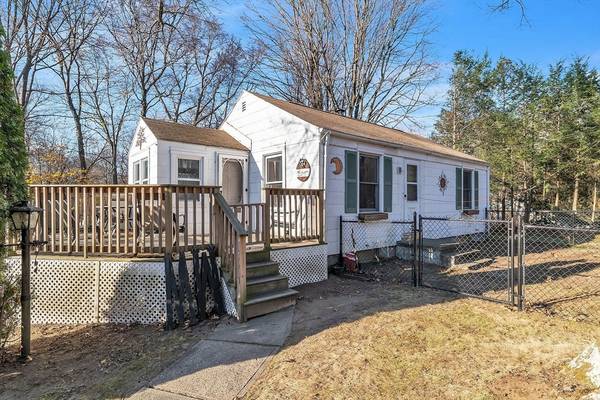 92 Sylvan Ln, Agawam, MA 01030