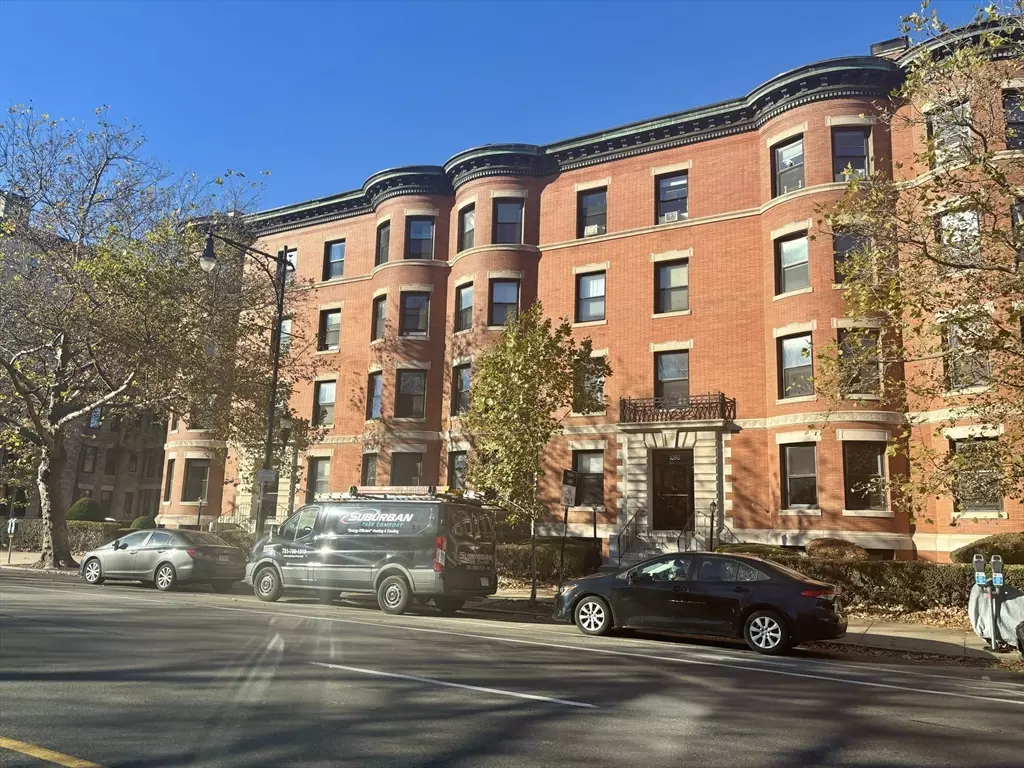 Brookline, MA 02446,1060 Beacon Street #3