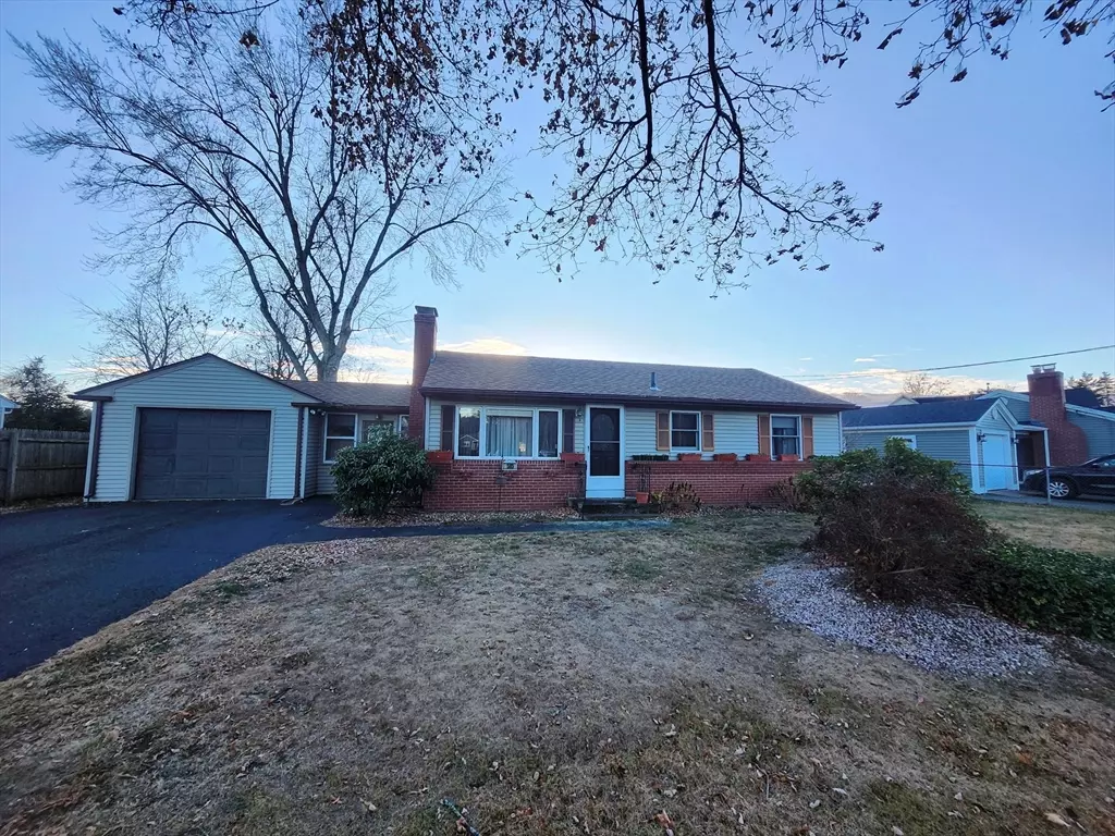 Ludlow, MA 01056,585 Chapin St