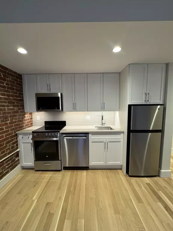 Brookline, MA 02446,9 Sewall #208