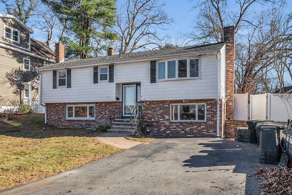 33 Rockwood Rd, Lynnfield, MA 01940