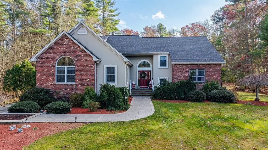 34 Wood Duck Rd, Acushnet, MA 02473