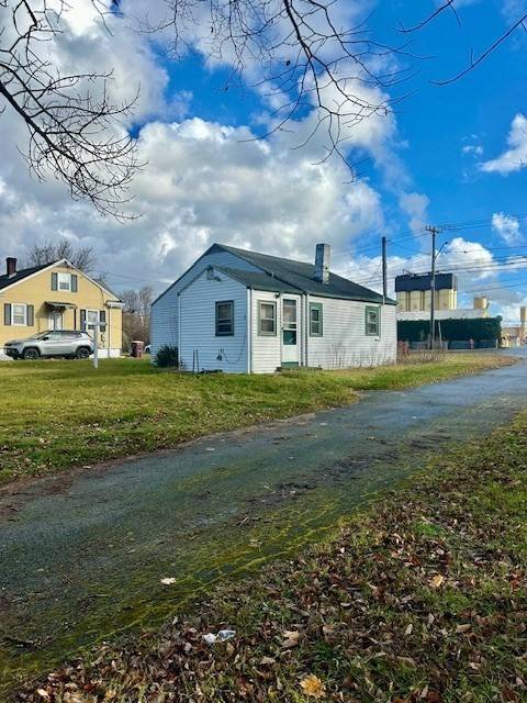 91 S Main St, Acushnet, MA 02743