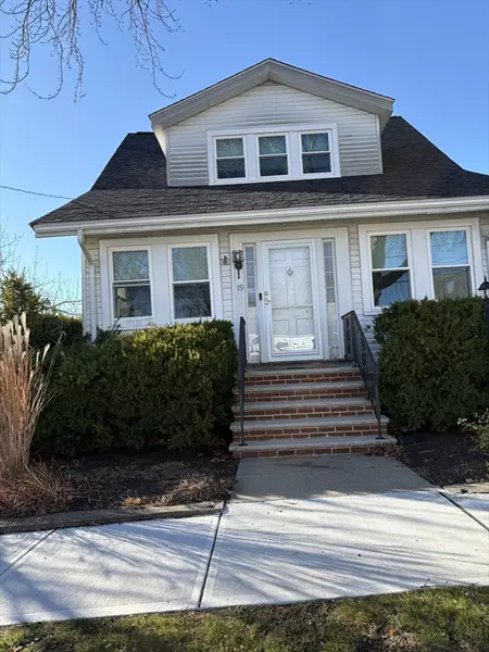 19 Hawthorne St, Quincy, MA 02169